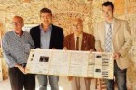 Giorgio Genta (secondo da destra) nell'immagine pubblicata dalla «Stampa» (edizione di Savona), riguardante la visita istituzionale ai lavori in corso per la creazione di Villa Amico a Loano (Savona)