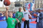 Luca De Pieri di Special Olympics gioca in Piazza Duomo a Milano, a fianco dei cestisti dell'NBA