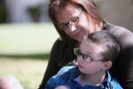 Una caregiver familiare insieme al figlio, persona con grave disabilità