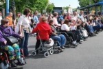 Sembrano aver portato ottimi risultati, le proteste degli anni scorsi contro le barriere architettoniche a Berlino (nell'immagine, una di tali iniziative), se è vero che la capitale tedesca si è aggiudicata la più recente edizione del premio della Commissione Europea per l'accessibilità