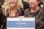 Christina Eide e Birgitta Branegård, esponenti dell'Amministrazione Municipale di Göteborg, con il premio ricevuto  a Bruxelles