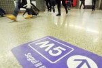 Segnaletica orizzontale che porta alla nuova Linea "Lilla (M5)" della Metropolitana di Milano