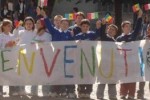 I bimbi delle scuole danno il benvenuto al movimento Special Olympics, di cui si può notare a destra il logo