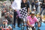 Daniela Dal Din, presidente del Comitato Paralimpico Sammarinese e Davide Scazzieri, paralimpico di tennis tavolo, danno il via alla tappa di San Marino del quinto Giro d'Italia di Handbike