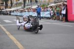 Il fresco campione del mondo Vittorio Podestà taglia il traguardo della tappa di Rapallo del quinto Giro d'Italia di Handbike