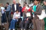 3 ottobre 2014: il sit-in di protesta delle Associazioni di persone con disabilità, davanti alla Stazione di Montebelluna (Treviso). Alla fine, i pannelli