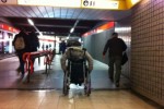 Una persona con disabilità nella metropolitana di Milano