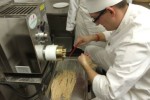 Si lavora incessantemente nel laboratorio per la produzione della pasta voluto dall'ANGSA della Spezia, ovce sono impegnati una serie di giovani con autismo