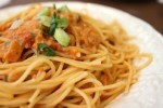 Un piatto di spaghetti al salmone