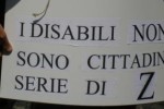 Un cartello esposto a una manifestazione in Campania sui diritti delle persone con disabilità