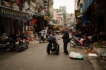 Quattro chiacchiere con un passante in una strada di Hanoi, capitale del Vietnam