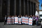 Alcuni partecipanti alla mobilitazione denominata "#hannorottoilpatto", promossa il 4 maggio a Roma, in occasione della Giornata Europea dei Diritti del Malato di Cittadinanzattiva