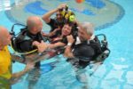 Sta per scendere in acqua, Valeria, insieme ai subacquei professionisti di DDI Italy