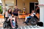 Tre delle cinque giovani con disabilità che hanno partecipato alle riprese del programma televisivo tedesco “Die Mädchen-WG”