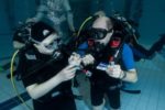 Chiara Folco apprende le tecniche subacquee, insieme al proprio istruttore Alberto Duchiron