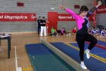 Una giovane ginnasta Special Olympics, durante un esercizio alla trave