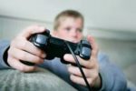 Un bambino alle prese con un videogioco