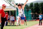 Un'atleta impegnata nel salto in lungo, durante la fase svoltasi nel mese di maggio in Umbria dei XXXIII Giochi Nazionali Estivi Special Olympics