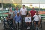 Giulia Capocci (seconda da destra), bella realtà del tennis paralimpico azzurro, insieme ai rappresentanti delle Associazioni Zero Gradini per Tutti e Liberi nel Vento di Porto San Giorgio (Fermo)