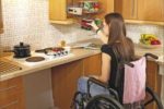 Un esempio di cucina accessibile a una giovane con disabilità motoria