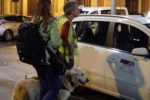 Una persona non vedente sale in taxi con il suo cane guida