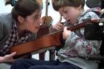 Uno dei bimbi con disabilità impegnati nel progetto di musicoterapia e suonoterapia “Suono anch’io”, promosso dall’Accademia della Musica di Padova