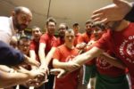 Cestisti con e senza disabilità intellettiva, impegnati in una partita di basket unificato