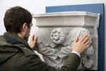 Esplorazione tattile di una delle sculture che fanno parte del sito di Piazza Grande a Modena, da vent'anni patrimonio Unesco dell'Umanità