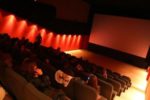 Spettatori in attesa di vedere un film al cinema. Senza sottotitoli, però, per le persone sorde diventa un'impresa assai difficile!