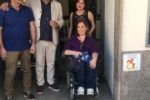 I promotori del Progetto "Negozio Accessibile", presentato a Sassari. A destra la targa adesiva rilasciata dalla UILDM di Sassari, partner dell'iniziativa