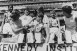 Chicago, 20 luglio 1968: Eunice Kennedy Shriver insieme a un gruppo di partecipanti ai primi Giochi Internazionali di Special Olympics