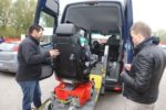 Una delle persone con disabilità coinvolte nel "Percorso Patente" dell'Istituto di Riabilitazione Montecatone, mentre si appresta a una prova nell'Autodromo di Imola