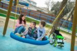 Bambini con e senza disabilità in un parco giochi accessibile (@UILDM-Unione Italiana Lotta alla Distrofia Muscolare)