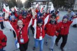 Il lungo corteo rosso di Special Oympics sfila per le strade di Bardonecchia, durante la cerimonia di apertura dei XXX Giochi Nazionali Invernali (foto di Simone Castrovillari)