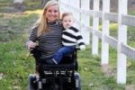 Una mamma con disabilità motoria insieme al suo bambino