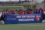 Una bella foto di gruppo, tutta dedicata al progetto sassarese "Per un calcio inclusivo"