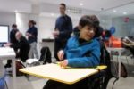 Francesco aveva difficoltà a trasportare il suo tavolino durante spostamenti o gite e anche a farlo entrare in ascensore. Ora, grazie al tavolino "Tournée", progettato da Hackability@Milano e realizzato in stampa 3D, ha superato quei problemi