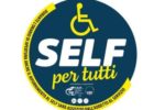 Il logo apposto in tutti i punti di rifornimento aderenti all'iniziativa "Self per tutti"