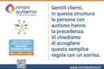 Uno dei cartelli apposti nelle strutture della Riviera Romagnola, che compongono la rete di "Autism Friendly Beach"