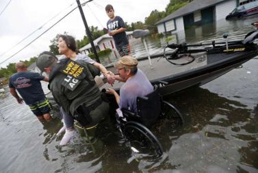 Soccorso di una persona con disabilità durante un'alluvione