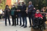 Un'immagine dell'inaugurazione della nuova area giochi accessibile ai Giardini Lucarelli di Milano. Alla cerimonia era presente (primo a destra) anche il presidente nazionale della UILDM Marco Rasconi