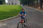 Mario, bimbo con la sindrome X Fragile, protagonista del video "Pedala!"