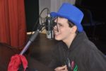 Uno dei giovani con disabilità seguiti dall'Istituto Serafico di Assisi, che animano al microfono il podcast radiofonico coloRadio Serafico