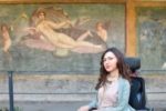 Maria Venditti di fronte alla "Venere in conchiglia" nel Parco Archeologico di Pompei