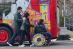 Un ragazzo con disabilità in procinto di partire per la gita scolastica