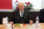 Il presidente della Repubblica Mattarella con la pizza "Articolo 1" nel locale di "PizzAut" a Monza