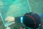 La targa in Braille collocata sul fondale della grotta del Tinetto a Portovenere (la Spezia)