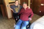 Una giovane caregiver insieme a una persona con disabilità