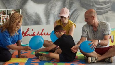 Volontari con bambini con disabilità