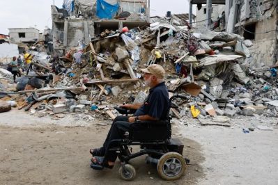 Uomo con disabilità tra le macerie di Gaza